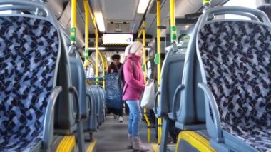 Brandenburg Kapısı Berlin 'in altında yürüyen bir kadının gece görüntüleri..