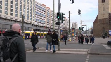 Berlin Almanya 'sında yeşil ışık ve zebra üzerinde yürüyen insanların yavaş çekim görüntüleri..