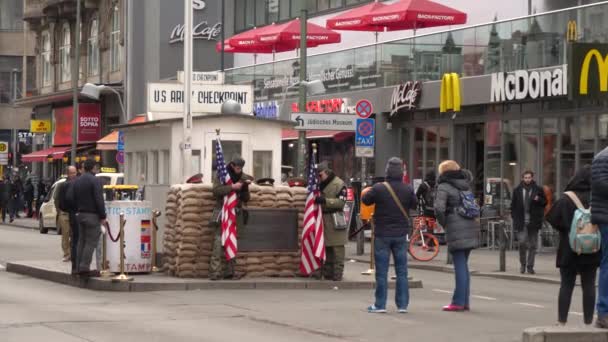 Rekaman Malam Wanita Berjalan Bawah Gerbang Brandenburg Jerman Berlin — Stok Video