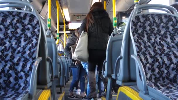 Nagranie Transportu Publicznego Berlinie Ludzie Wychodzący Autobusu — Wideo stockowe