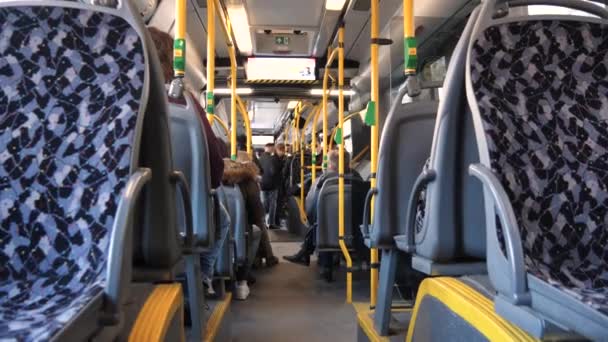 Nagranie Transportu Publicznego Wewnątrz Autobusu Berlinie Niemcy Ludzie Wychodzący Autobusu — Wideo stockowe
