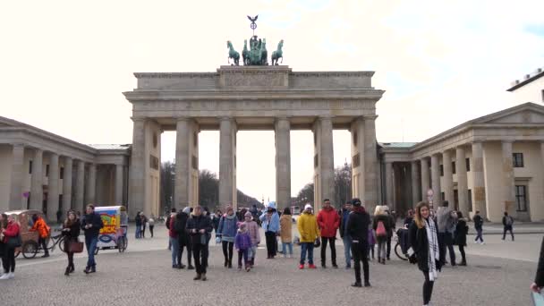 Footage Tourists Walking Brandenburg Gate Berlin — ストック動画