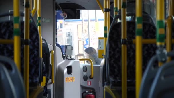 Bilder Från Kollektivtrafiken Berlin Tyskland Folk Går Framför Bussen — Stockvideo