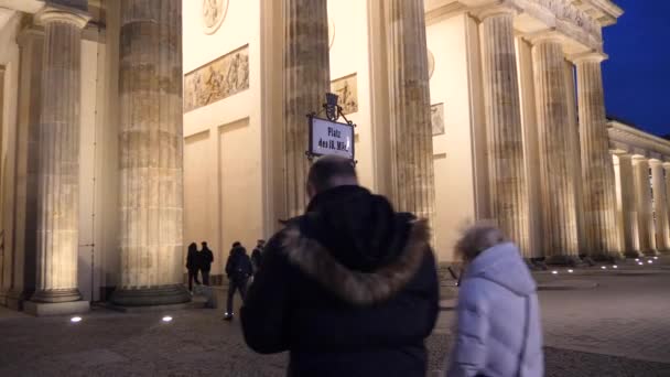 Imágenes Cámara Lenta Personas Caminando Por Noche Bajo Puerta Brandeburgo — Vídeos de Stock