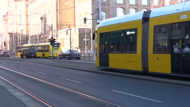 Långsam Rörelse Bilder Gul Spårvagn Som Kör Framför Kameran Berlin — Stockvideo