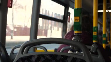 İçerideki otobüsten yeşil düğme, Berlin Almanya 'da toplu taşıma.