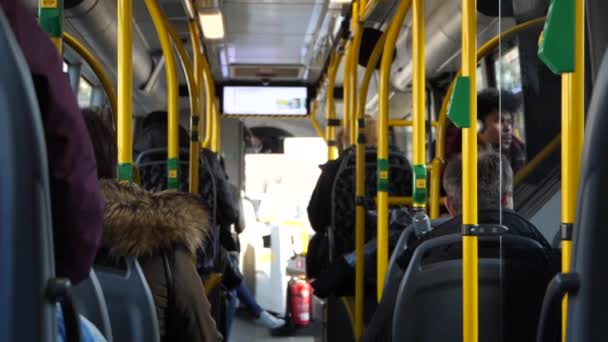 Zwolniony Ruch Zamyka Nagrania Wnętrza Autobusu Pasażerów Jadących Środka Nagranie — Wideo stockowe