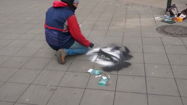 Filmación Del Hombre Pintando Hermosos Graffiti Suelo Centro Berlín Alemania — Vídeo de stock
