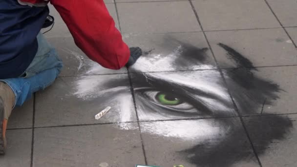 Imagens Perto Homens Pintando Mão Homem Rosto Chão Centro Berlim — Vídeo de Stock