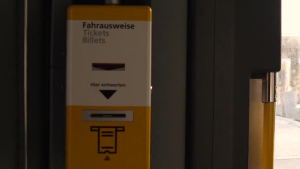 Nagranie Automatu Biletowego Wewnątrz Transportu Publicznego Berlinie Niemcy — Wideo stockowe