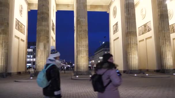 Imágenes Nocturnas Turistas Tomando Fotos Frente Puerta Brandeburgo Berlín Alemania — Vídeos de Stock