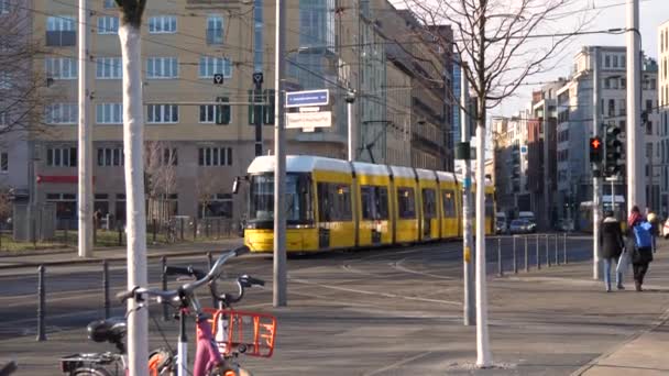 Filmación Calle Berlín Transporte Público Tranvía Amarillo Pasando — Vídeos de Stock