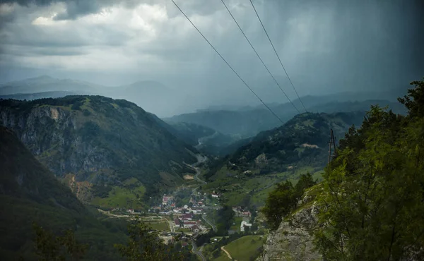 Panorama Manzara Dağ Geçidi kasabada yağmurlu gün boyunca 