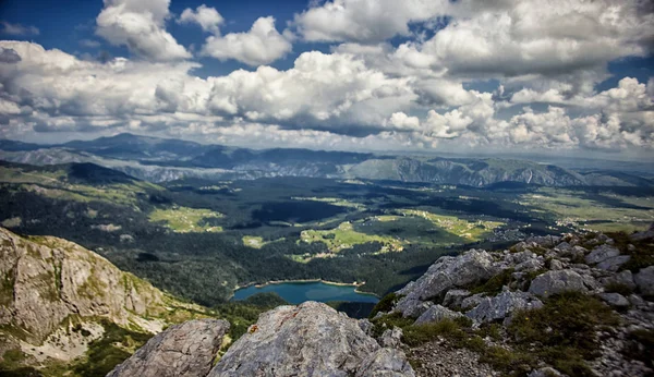 Güzel bulutlu mavi gökyüzü üzerinde dağ Gölü, Karadağ
