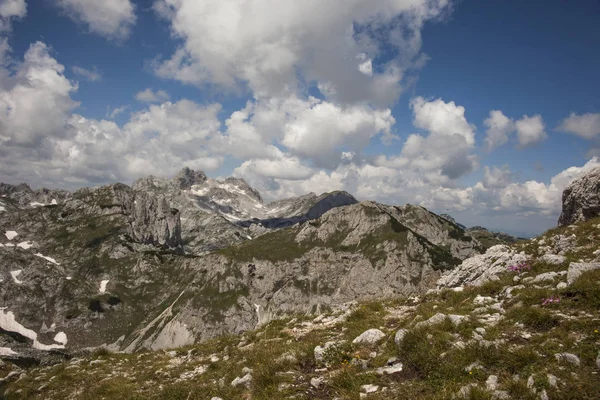 Yüksek dağ tepe üzerinde bulutlu mavi gökyüzü