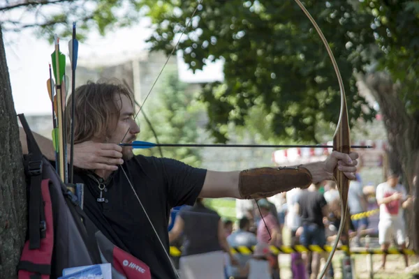 Belgrad Kalesi, okçuluk yarışmasında okçu hedefleyen