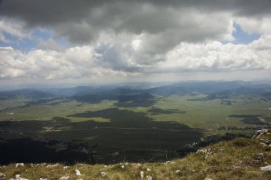Panoramik manzaralı bir güzel yaz günü Sava'nın Kuk, Durmitor Milli Parkı, Karadağ dramatik bulutlar ile yeşil vadi
