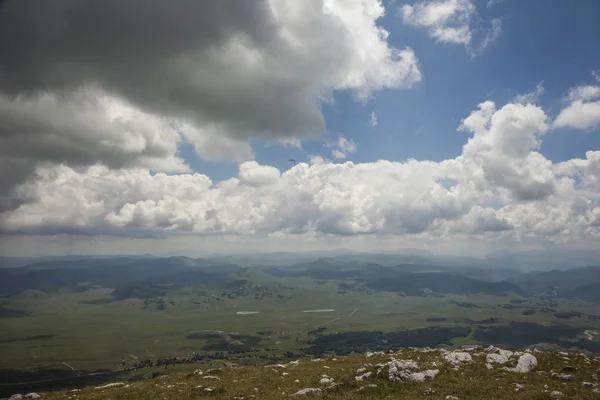 Panoramik manzaralı bir güzel yaz günü Sava'nın Kuk, Durmitor Milli Parkı, Karadağ dramatik bulutlar ile yeşil vadi