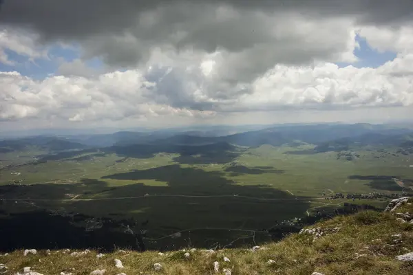 Panoramik manzaralı bir güzel yaz günü Sava'nın Kuk, Durmitor Milli Parkı, Karadağ dramatik bulutlar ile yeşil vadi