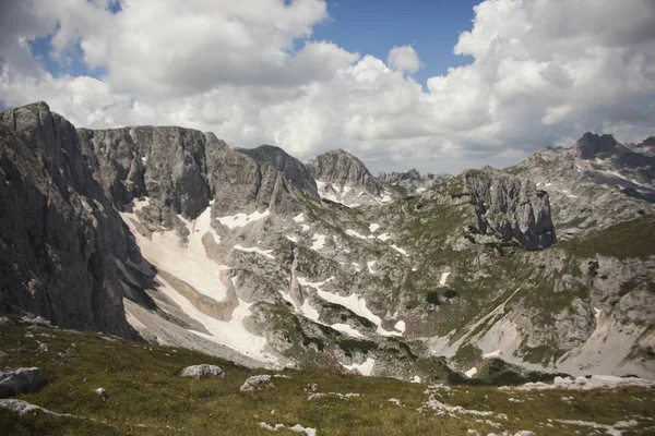 Manzarayı karlı dağın tepesinde bir güzel yaz günde Sava'nın Kuk, Durmitor Milli Parkı, Karadağ bulutlar ile