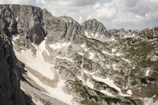 Manzarayı karlı dağın tepesinde bir güzel yaz günde Sava'nın Kuk, Durmitor Milli Parkı, Karadağ bulutlar ile