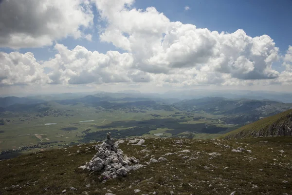 Panoramik manzaralı bir güzel yaz günü Sava'nın Kuk, Durmitor Milli Parkı, Karadağ dramatik bulutlar ile yeşil vadi