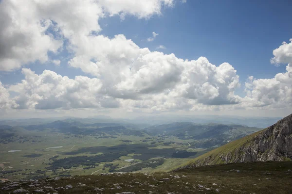 Panoramik manzaralı bir güzel yaz günü Sava'nın Kuk, Durmitor Milli Parkı, Karadağ dramatik bulutlar ile yeşil vadi