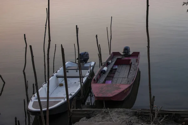 Gün batımında iki nehir balıkçı tekneleri