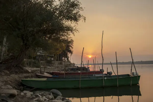 Balıkçı tekne romantik nehir gün batımında