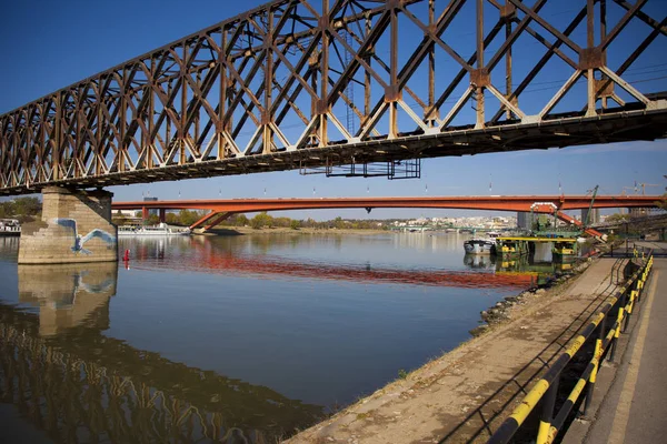 Sava Nehri, Belgrad, Sırbistan üzerinde demir köprü