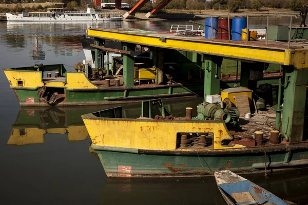 Sarı çalışma nehir mavna 