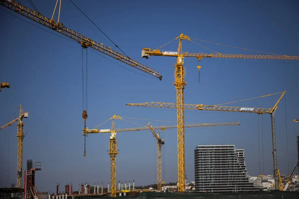 İnşaat Vinç blu gökyüzü arka plan üzerinde bir sürü