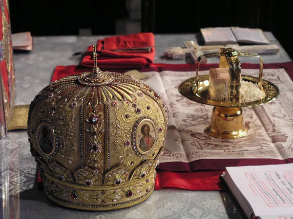 Ortodoks Piskopos tacı ve prosphora ekmek Ortodoks kilisenin sunak tablo ile altın plaka