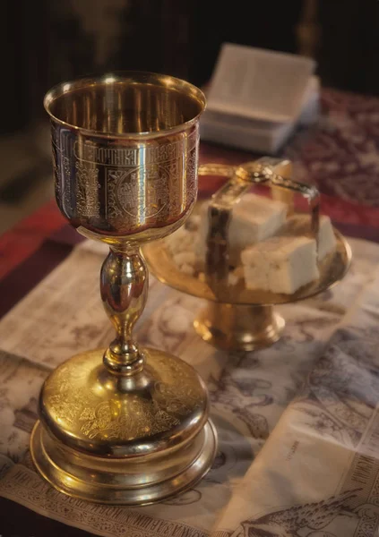 Kadeh ve diskos Ortodoks Kilisesi altar masada Holly Comunion için hazır