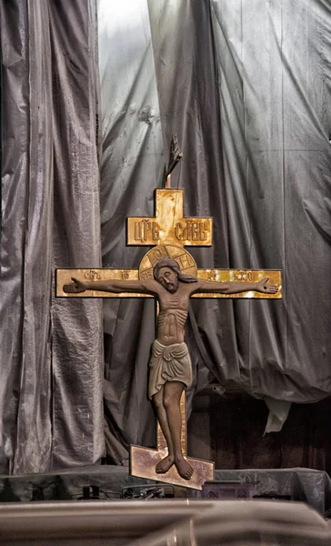 İsa'nın Diriliş ile gri perde önünde çapraz