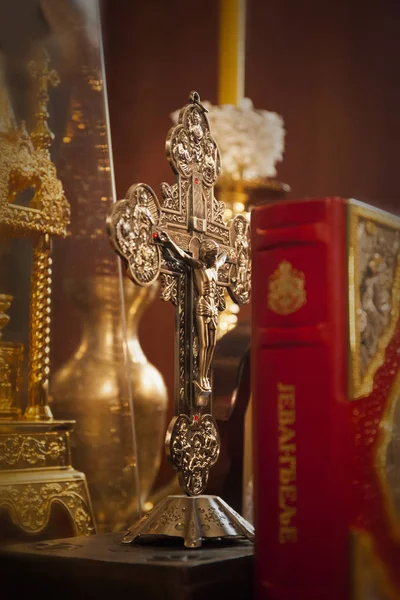 Gümüş haç İsa ve İncil'i yeniden dirilişi ile