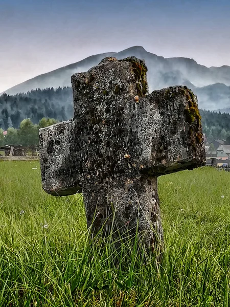 Karadağ 'ın Zabljak mezarlığında eski Ortodoks Hıristiyan haçı