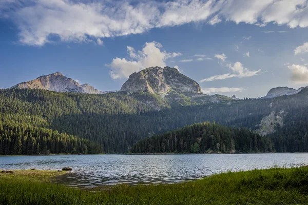 Karadağ 'ın Zabljak mezarlığında eski Ortodoks Hıristiyan haçı