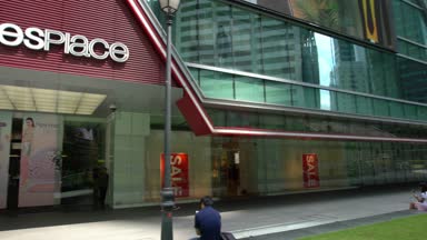 Singapur 21 Nisan 2018: şehir, gerçek zamanlı video ayrıntılarını vurdu gimbal ile yürüyüş etrafında Singapur 