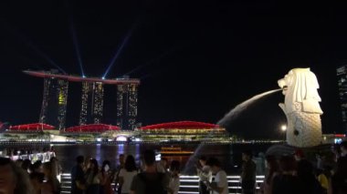 Singapur 17 Nisan 2018: Singapur City çevresinde yürüyüş, şehir, gerçek zamanlı video ayrıntılarını vurdu gimbal ile 