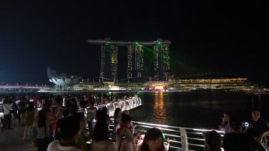 Singapur 17 Nisan 2018: Singapur City çevresinde yürüyüş, şehir, gerçek zamanlı video ayrıntılarını vurdu gimbal ile 