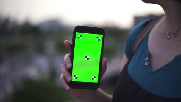 Kobieta Trzyma Smartphone Green Screen Gotowy Film Śledzenia — Wideo stockowe