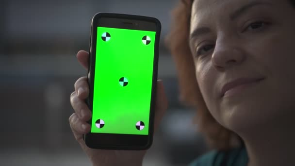 手持智能手机的妇女 为视频跟踪准备的绿色屏幕 — 图库视频影像