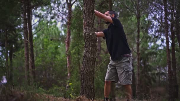 Joven Divertido Desaparece Mágicamente Detrás Árbol Bosque — Vídeo de stock