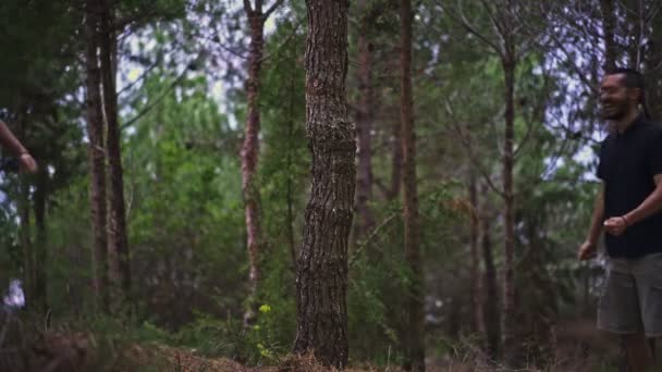 Vicces Fiatal Ember Doppelganger Varázslatosan Eltűnik Mögött Egy Erdő — Stock videók