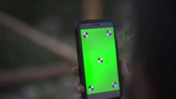 Młody Człowiek Gospodarstwa Smartphone Pusty Zielony Ekran Zewnątrz — Wideo stockowe