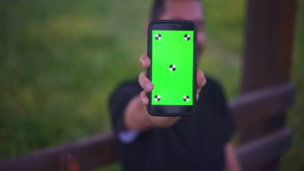 Młody Człowiek Gospodarstwa Smartphone Pusty Zielony Ekran Zewnątrz — Wideo stockowe