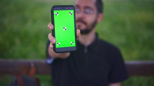 Jeune Homme Tenant Smartphone Avec Écran Vert Vide Plein Air — Video