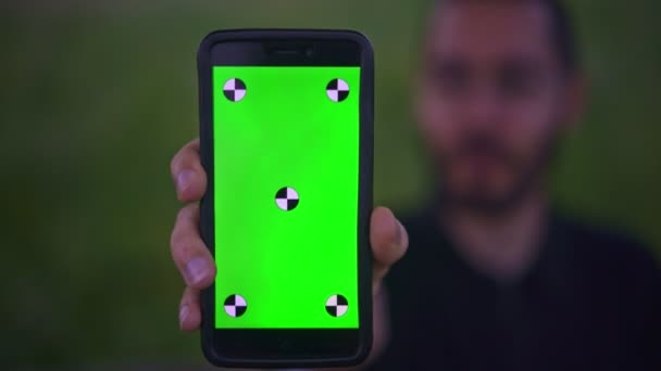 Mladý Muž Držící Smartphone Prázdnou Fabion Venku — Stock video