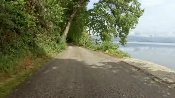 Carro Passeio Bicicleta Uma Bela Estrada Rural Perto Lago Tiro — Vídeo de Stock